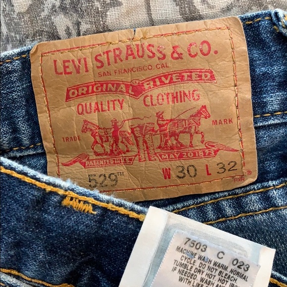 Levi’s Low Waisted Ripped Shorts - Picture 4 of 5